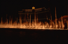 lasvegas-15-fountains-at-night.jpg (139610 bytes)