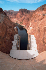 hoover03-dam-looking-down.jpg (299949 bytes)