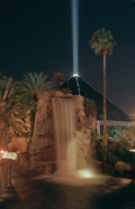 lasvegas-luxor-waterfall-at-night.jpg (195679 bytes)