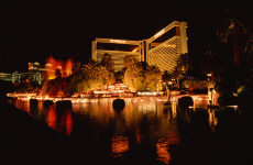 lasvegas-mirage-volcano.jpg (245872 bytes)