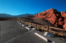 lasvegas-redrock19-fence-and-rock.jpg (300286 bytes)