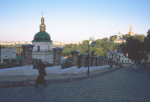 lavra4-woman-walking-by.jpg (143673 bytes)