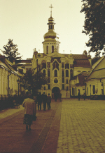 lavra5-brick-walkway.jpg (197839 bytes)