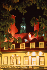 quebec15a-night-lights.jpg (260331 bytes)