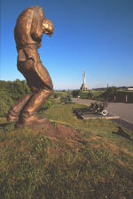 slava05-war-memorial-cannons.jpg (221941 bytes)