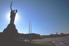 slava06-mother-statue.jpg (73375 bytes)